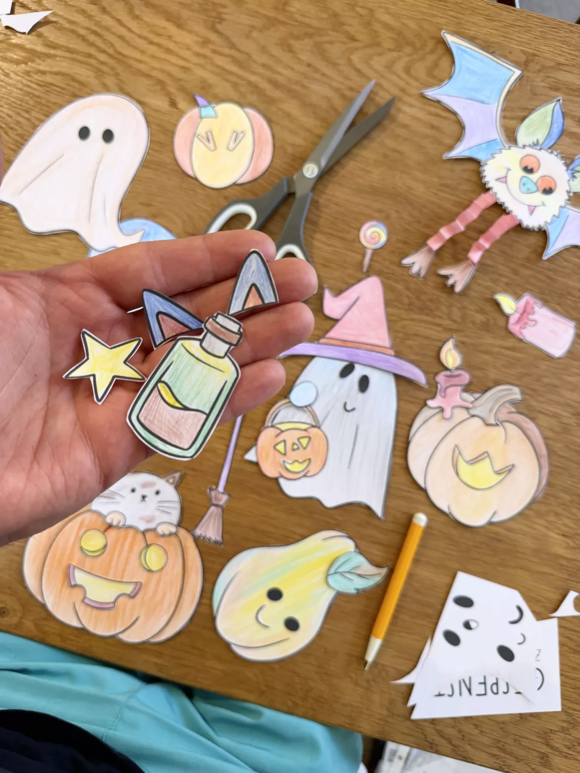 Bild in der Beschreibung des Unterrichtsmaterials Halloween Gespenst / Geister Bastelvorlage Grundschule von Doodleteacher #2