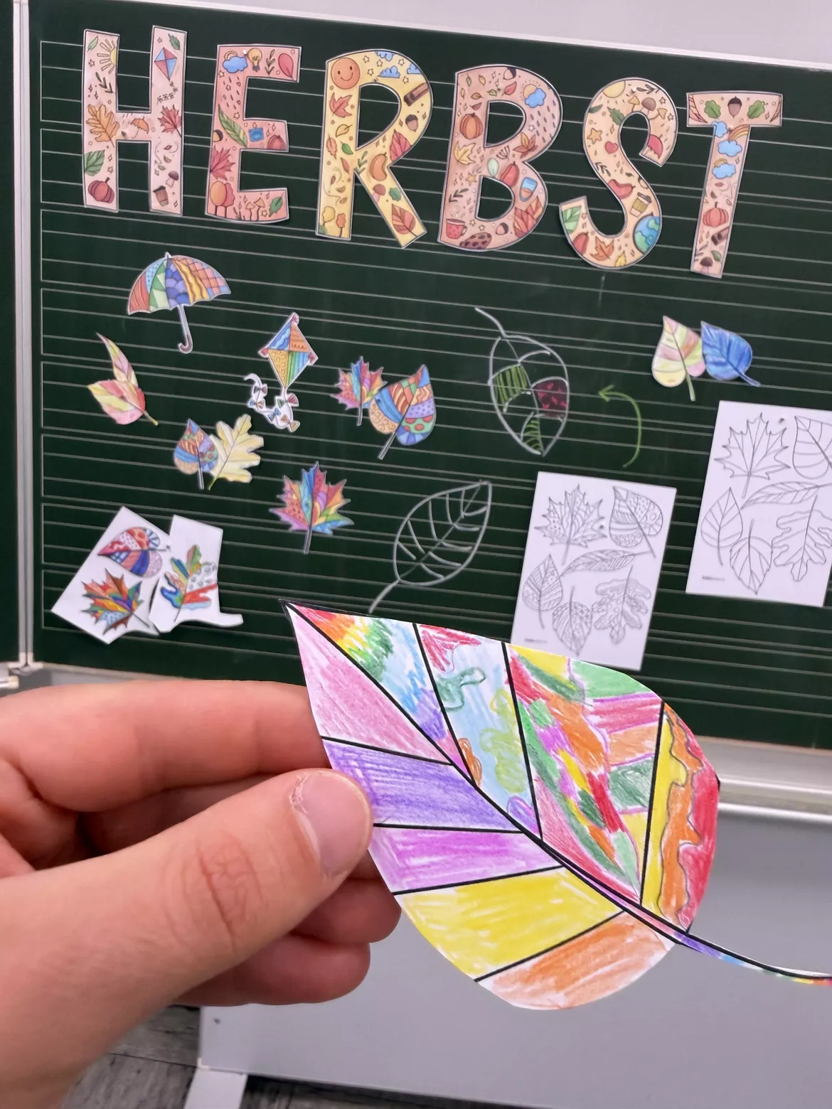 Bild in der Beschreibung des Unterrichtsmaterials Herbstblätter zum Ausmalen, Gestalten / Herbstdeko / Dekoration Herbstzeit von Doodleteacher #4