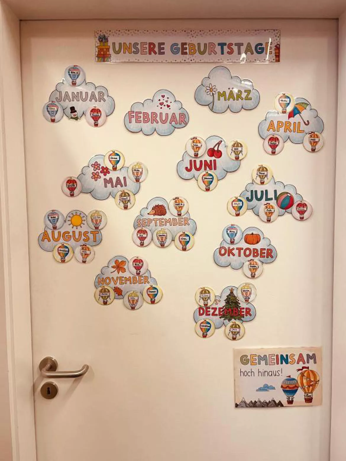Bild in der Beschreibung des Unterrichtsmaterials Kalender Geburtstage - Heißluftballons und Wolken Deko Ritual von Doodleteacher #4