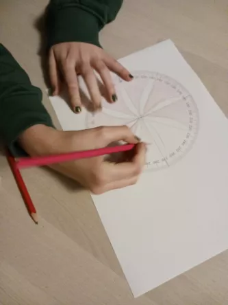 Bild in der Beschreibung des Unterrichtsmaterials Mathematische Kunst: Zeichnen und Färben von MIAMüLLER #1