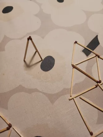 Bild in der Beschreibung des Unterrichtsmaterials Matematische Kunst Fraktale (3.-4. Klasse) 2D & 3D von MIAMüLLER #2
