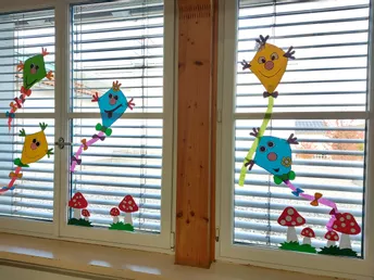 Bild in der Beschreibung des Unterrichtsmaterials Herbstdrachen Fensterbild: Bastelvorlage für den Kunstunterricht Klasse 1-4 (Herbstdeko basteln / Papier-Schablonen / Drachen) von Wolkenland.Graphics #1