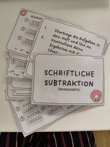 Bild in der Beschreibung des Unterrichtsmaterials Übungskartei Schriftliche Subtraktion (8 Übungskarten mit Lösungen) von Lernenlernen #1