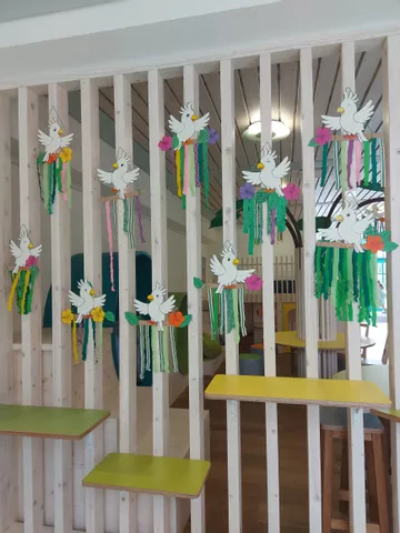 Bild in der Beschreibung des Unterrichtsmaterials Kakadu Fensterbild & Bastelvorlage – Sommer Kunstunterricht Grundschule Klasse 1–4 | Dschungel | Kakadu auf Schaukel basteln von Wolkenland.Graphics #2