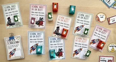 Bild in der Beschreibung des Unterrichtsmaterials Grüße & Geschenk zum Start des Schuljahrs / Schule von Doodleteacher #1