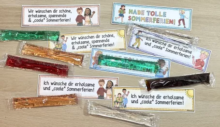 Bild in der Beschreibung des Unterrichtsmaterials Wassereis Geschenk - "Coole Sommerferien" / Schuljahresende / Ferien Feriengruß / Zeugnis von Doodleteacher #1