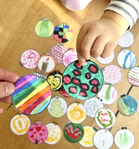 Bild in der Beschreibung des Unterrichtsmaterials Weihnachtskugeln - Bastelvorlage - Weihnachtsbaum / Tannebaum Weihnachtsgrüße von Doodleteacher #1