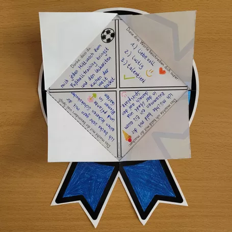 Bild in der Beschreibung des Unterrichtsmaterials Vatertag – Bastelvorlage Klapp-Medaille basteln von Helles Köpfchen #2