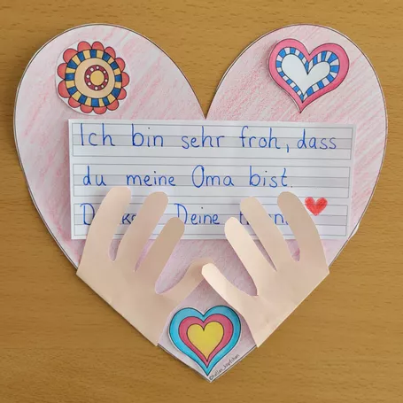 Bild in der Beschreibung des Unterrichtsmaterials Muttertag – Geschenk Mama Oma – Bastelvorlage Herzkarte von Helles Köpfchen #1