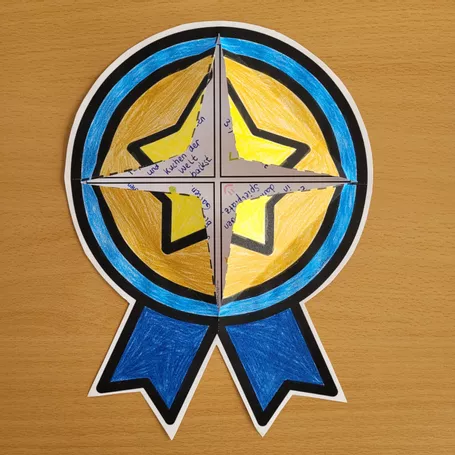 Bild in der Beschreibung des Unterrichtsmaterials Vatertag – Bastelvorlage Klapp-Medaille basteln von Helles Köpfchen #1