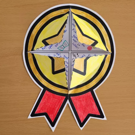 Bild in der Beschreibung des Unterrichtsmaterials Muttertag – Bastelvorlage Klapp-Medaille basteln von Helles Köpfchen #2