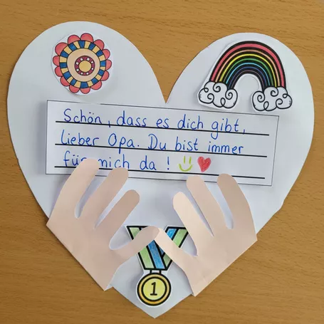 Bild in der Beschreibung des Unterrichtsmaterials Vatertag – Geschenk Papa Opa – Bastelvorlage Herzkarte von Helles Köpfchen #2