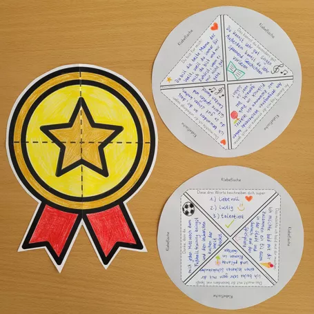 Bild in der Beschreibung des Unterrichtsmaterials Muttertag – Bastelvorlage Klapp-Medaille basteln von Helles Köpfchen #1