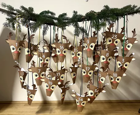 Bild in der Beschreibung des Unterrichtsmaterials Wiederverwendbarer DIY Adventskalender Rudolf zum Selbergestalten – Ideal für Klassenzimmer & Vorweihnachtszeit von moreTeacher #2