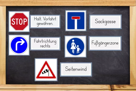 Bild in der Beschreibung des Unterrichtsmaterials Verkehrserziehung - Verkehrsschilder - Bildkarten in zwei Versionen von Odd Bird & Company #2