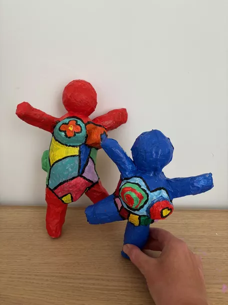 Bild in der Beschreibung des Unterrichtsmaterials Kunstprojekt - Niki de Saint Phalle - Nana aus Pappmaschee (Pappmaché) - Schritt für Schritt mit Smartboard Anleitung von Odd Bird & Company #1