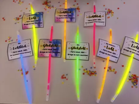 Bild in der Beschreibung des Unterrichtsmaterials Silvester Knicklicht - Geschenkvorlage von Lehrerin mit Herz #1