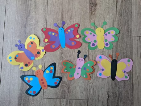 Bild in der Beschreibung des Unterrichtsmaterials Schmetterlinge basteln – Frühlings-Bastelvorlagen zum Kombinieren (Grundschule & Kindergarten) von JBC Kids #3