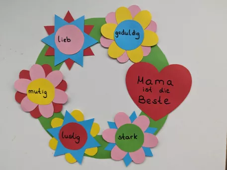 Bild in der Beschreibung des Unterrichtsmaterials Muttertag Geschenk basteln – Blumenkranz mit Eigenschaften | Bastelvorlage Grundschule von JBC Kids #2