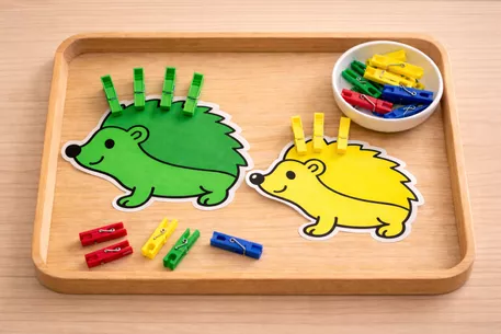 Bild in der Beschreibung des Unterrichtsmaterials Igel im Herbst – Farben zuordnen mit Wäscheklammern | Feinmotorik & Pränumerik | Klasse 1 | Förderschule von DieRelitante #1