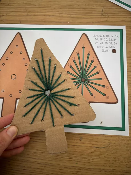 Bild in der Beschreibung des Unterrichtsmaterials Weihnachten - Tannenbaum fädeln - Kunstprojekt - Feinmotorik und visuelle Wahrnehmung von Odd Bird & Company #1