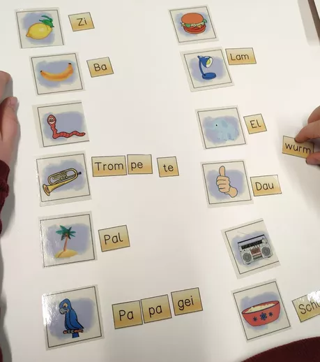 Bild in der Beschreibung des Unterrichtsmaterials Silbendomino Silben schwingen / FRESCH Methode von Schule2go #1
