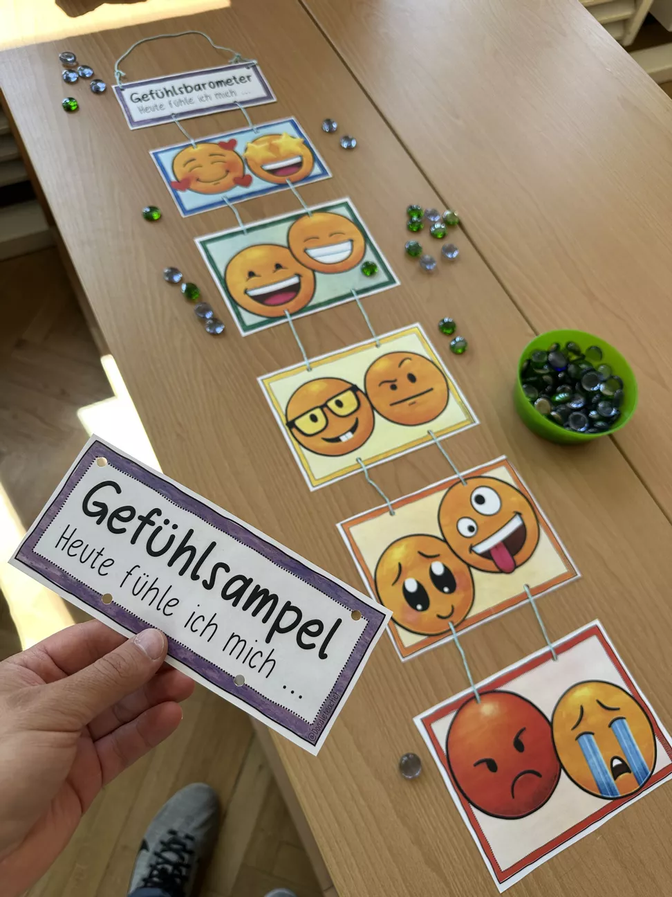 Bild in der Beschreibung des Unterrichtsmaterials Gefühlsampel / Gefühlsbarometer zum Anklammern / Gefühle & Morgenkreis von Doodleteacher #2